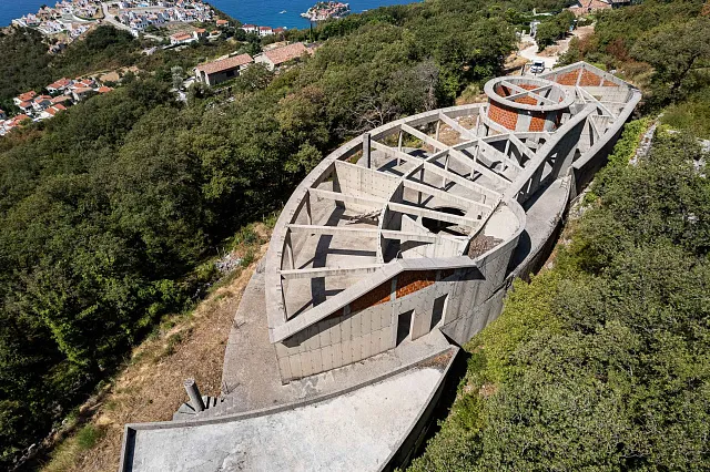 7.715 m² Grundstück mit Gebäuden und Rohbau nahe Sveti Stefan — photo 38