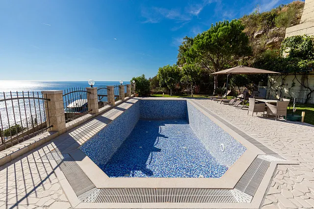 Eleganz und Gelassenheit in einer luxuriösen Villa mit Panoramablick auf das Meer. — photo 5