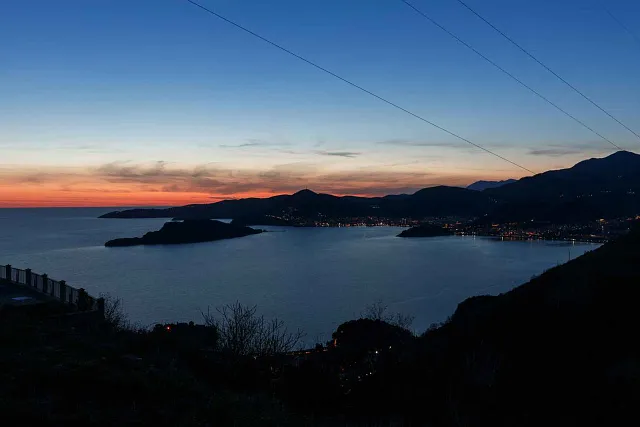 Ein Komplex aus modernen Villen mit schöner Aussicht — photo 18