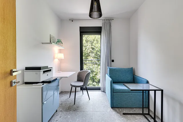 Moderne Drei-Zimmer-Wohnung im Zentrum von Tivat mit Meerblick — photo 33