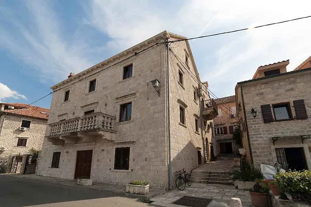 Vierstöckige Villa in Prcanj