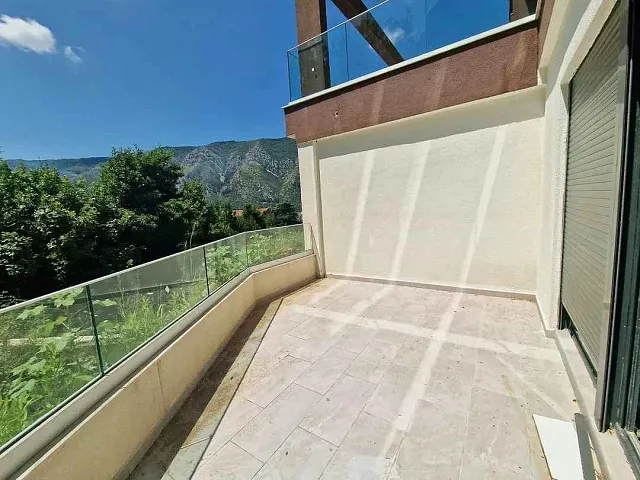 Zu verkaufen geräumige Wohnung in Dobrota mit Bergblick — photo 6