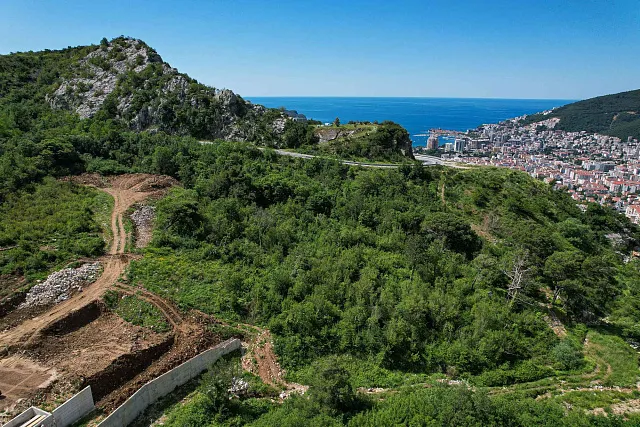 İkinci etap, kompleksin genel mimari kimliğini koruyan daha modern tasarıma sahip 12 daireli bir konut binasını kapsamaktadır.  Özellikler (1. etap ile aynı): — photo 9