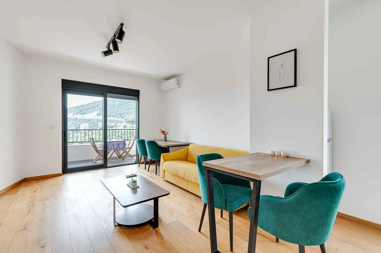 Möblierte Wohnung mit einem Schlafzimmer, Meerblick und Garagenplatz in einem neuen Gebäude