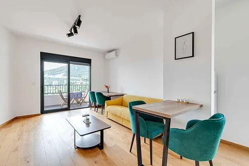 Möblierte Wohnung mit einem Schlafzimmer, Meerblick und Garagenplatz in einem neuen Gebäude