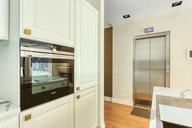 Luxuriöse Ein-Zimmer-Wohnung mit Designer-Innenraum — photo 20