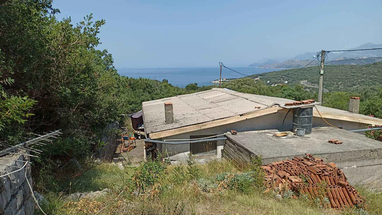Einstöckiges Haus, umgeben von Wald