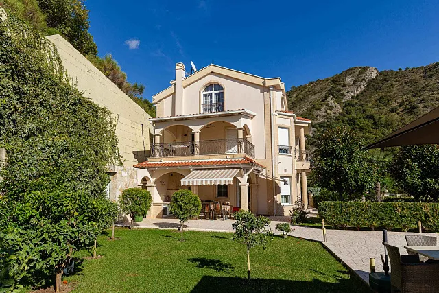 Eleganz und Gelassenheit in einer luxuriösen Villa mit Panoramablick auf das Meer. — photo 17