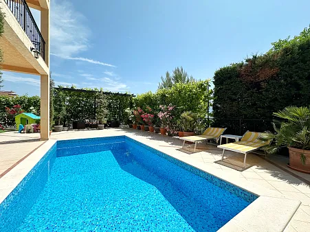 Mini-Hotel mit Pool und Spa in der Nähe der Lustica-Bay