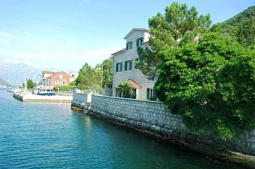 Вилла в бухте на первой линии