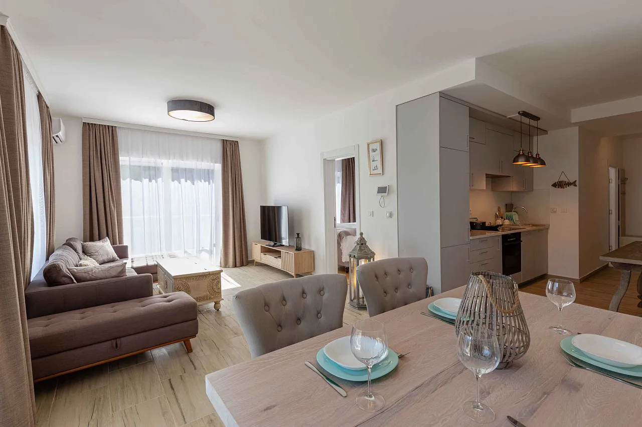 Роскошная двухкомнатная квартира 64 м² с панорамным видом на море – Бечичи