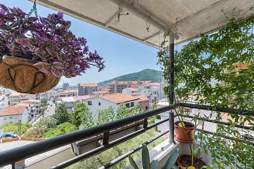Großzügige möblierte Wohnung mit Möglichkeit zum Ausbau einer Galerie und Meerblick in Budva