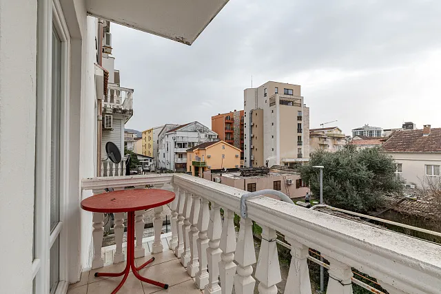 Eine 72 m² große Wohnung im Zentrum von Budva — photo 7
