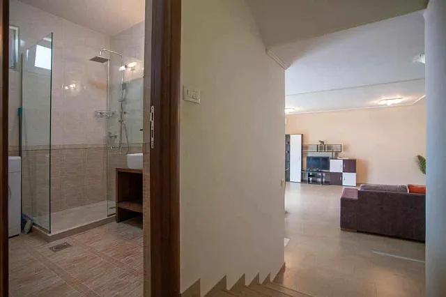 Geräumiges Apartment mit einem Schlafzimmer in Budva mit Meerblick — photo 9