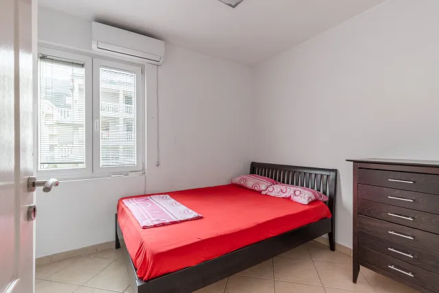 Eine 72 m² große Wohnung im Zentrum von Budva — photo 14