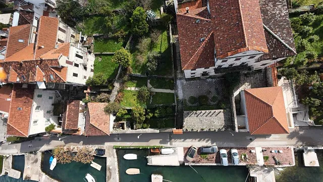 Steinpalast – Eine Berührung deGeschichte am Ufer der Bucht von Kotor — photo 5