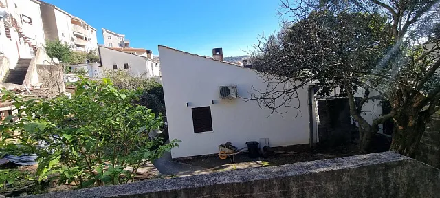 Haus in Dubovica, Budva – 43 m² mit Baugenehmigung für ein Gebäude von 360 m²