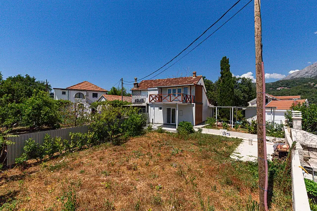 Zweifamilienhaus mit traumhaftem Blick auf die Adria. Perfekt für Eigennutzung oder als Kapitalanlage.