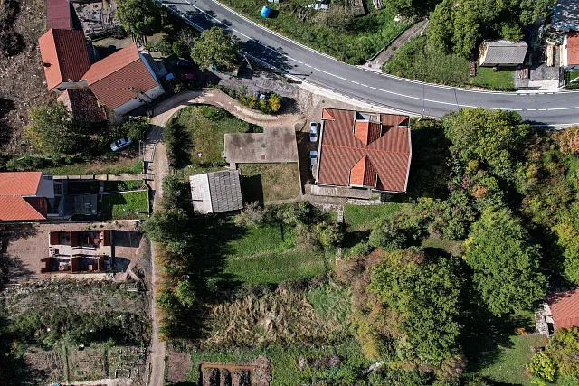Urbanisiertes Grundstück mit Meerblick und eigener Wasserquelle – Lapčići, 1.000 m²