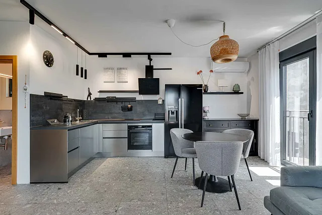 Moderne Drei-Zimmer-Wohnung im Zentrum von Tivat mit Meerblick — photo 11