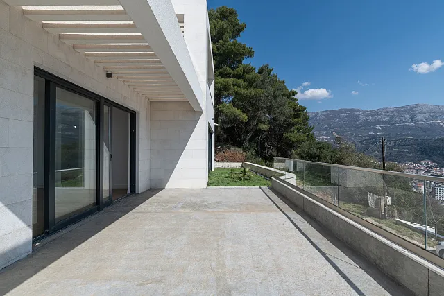 Luxuriöse Neubauvilla mit Panoramablick auf das Meer und die Altstadt von Budva — photo 4