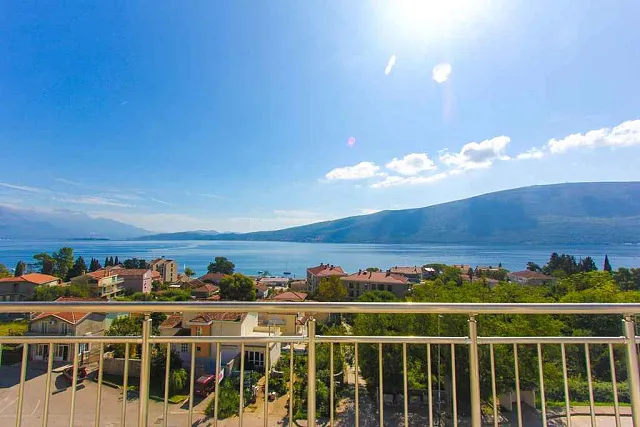Apartments mit drei Schlafzimmern und Meerblick in Herceg Novi, Baosici
