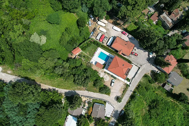 Zum Verkauf steht ein urbanisiertes Baugrundstück mit einer Gesamtfläche von 1.267 m²,