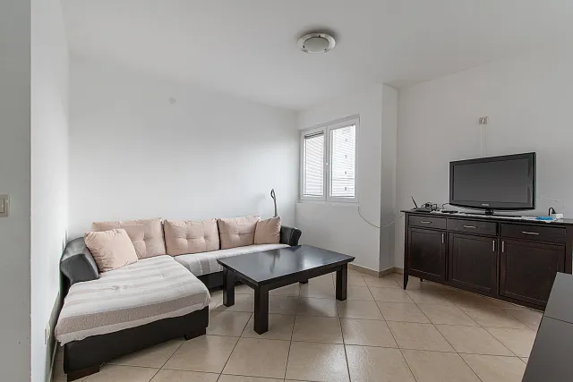 Eine 72 m² große Wohnung im Zentrum von Budva — photo 11