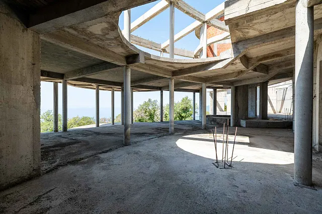 7.715 m² Grundstück mit Gebäuden und Rohbau nahe Sveti Stefan — photo 12
