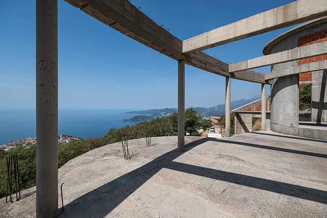 7.715 m² Grundstück mit Gebäuden und Rohbau nahe Sveti Stefan — photo 16