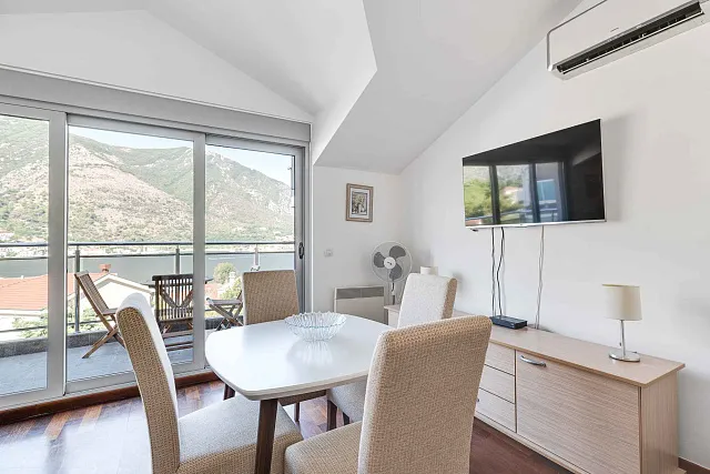 Zwei-Zimmer-Wohnung in Dobrota, Kotor — 61 m² — photo 8