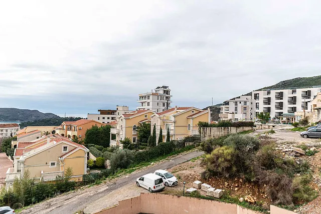 Geräumige 64 m² Wohnung in Bečići mit Meerblick — photo 10