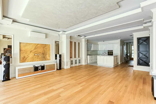 Luxuriöse Ein-Zimmer-Wohnung mit Designer-Innenraum — photo 19