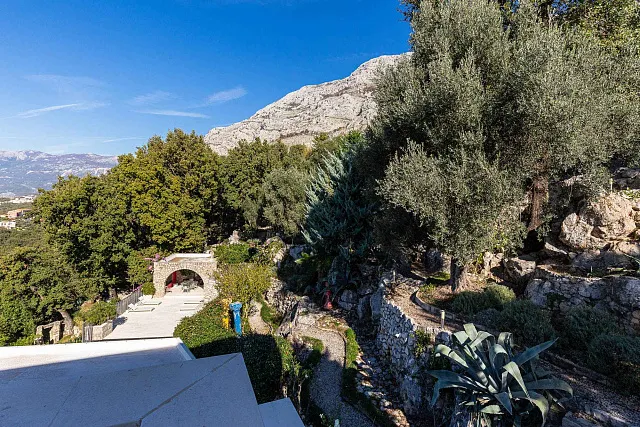 Elegantes Steinhaus mit Meerblick in der Nähe von Sveti Stefan — photo 17