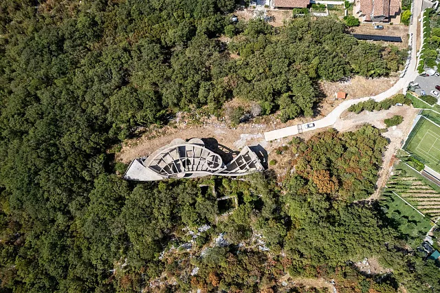 7.715 m² Grundstück mit Gebäuden und Rohbau nahe Sveti Stefan — photo 19