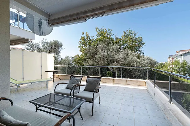 Moderne 2-Zimmer-Wohnung mit großer Terrasse und Garage in Bečići — photo 5