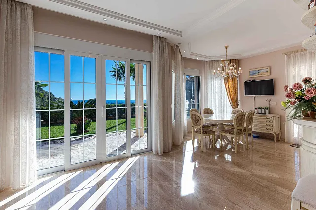 Eleganz und Gelassenheit in einer luxuriösen Villa mit Panoramablick auf das Meer. — photo 25