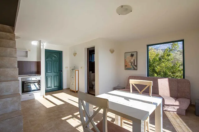 57 m² Haus mit einem Schlafzimmer, zwei Etagen und einem schönen Grundstück mit Meerblick in Mrčevac. — photo 11