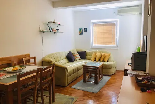Apartment mit einem Schlafzimmer in Rafailovici in der Nähe des Meeres