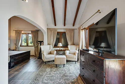 Zum Verkauf steht ein einzigartiges Haus auf drei Ebenen,