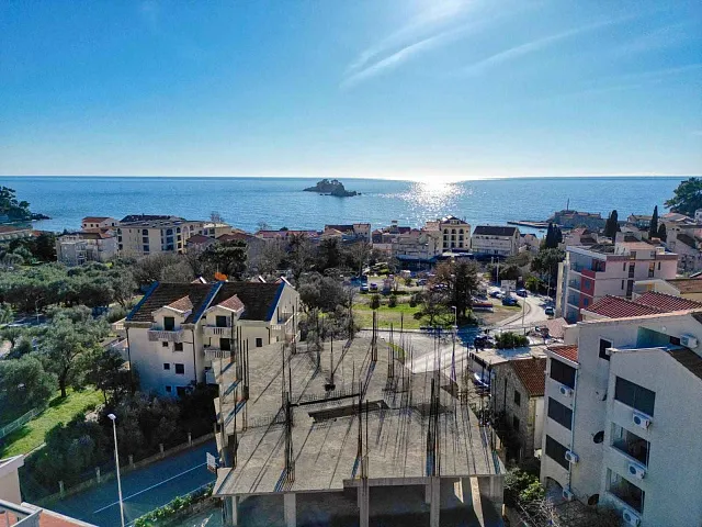Urbanisiertes Grundstück mit unvollendetem Gebäude in Petrovac