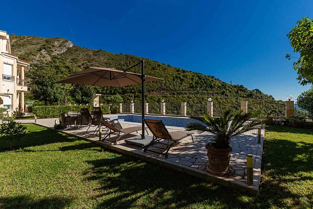 Eleganz und Gelassenheit in einer luxuriösen Villa mit Panoramablick auf das Meer.