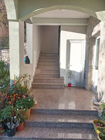 Haus mit drei Wohnungen in Zagrađe, Sutomore — 450 m²