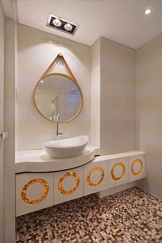 Super luxuriöse dreistöckige Triplex-Wohnung mit Jacuzzi und Sauna. — photo 8