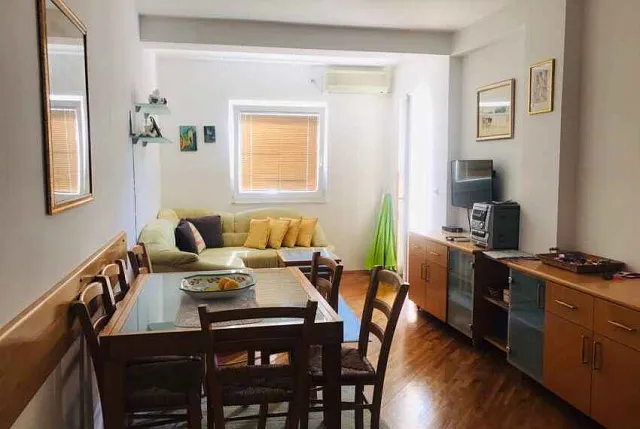 Apartment mit einem Schlafzimmer in Rafailovici in der Nähe des Meeres