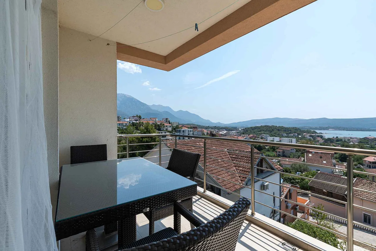 Moderne 55 m² Wohnung mit Parkplatz in Tivat