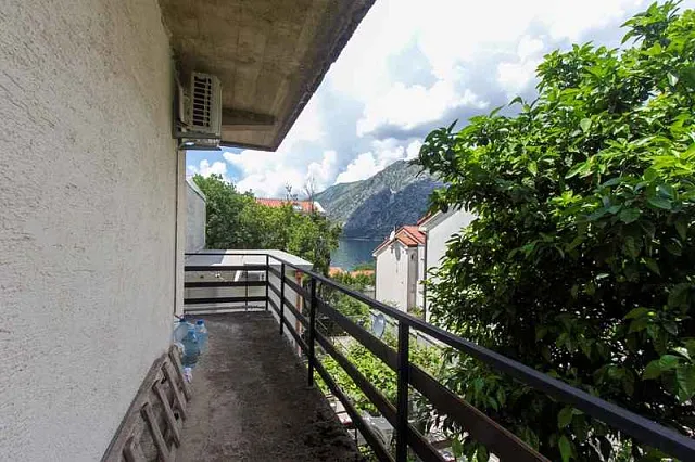 Haus in einer kleinen Stadt Ljuta — photo 8