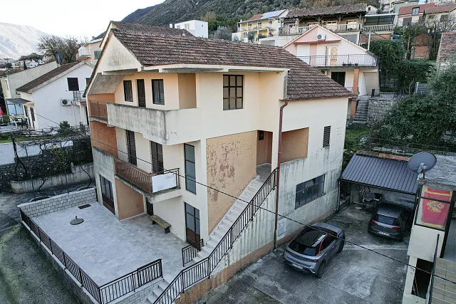 ZU VERKAUFEN: HAUS 270 m² – EINZIGARTIGE GELEGENHEIT IN PRČANJ!