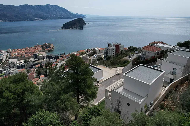 Luxuriöse Neubauvilla mit Panoramablick auf das Meer und die Altstadt von Budva — photo 15