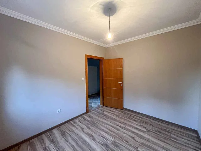 Geräumige Drei-Zimmer-Wohnung in einem Sechs-Parteien-Haus in der Nähe des Strandes Jaz. — photo 11
